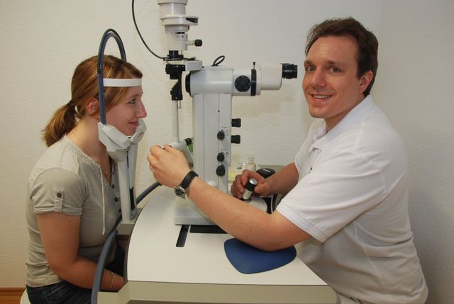 Dr. Kürzinger bei einer Augenuntersuchung mit Spaltlampe